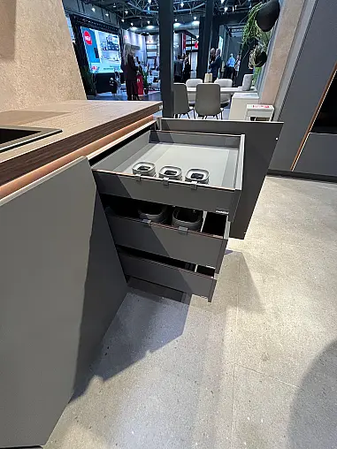 Exklusive Messeküche - Grifflos - Lackfront - XL-Schränke - extra viel LED-Beleuchtungen- edle Glasschränke - mit Tisch und Stühlen