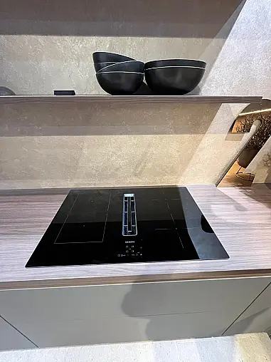 Exklusive Messeküche - Grifflos - Lackfront - XL-Schränke - extra viel LED-Beleuchtungen- edle Glasschränke - mit Tisch und Stühlen