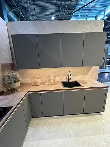 Exklusive Messeküche - Grifflos - Lackfront - XL-Schränke - extra viel LED-Beleuchtungen- edle Glasschränke - mit Tisch und Stühlen