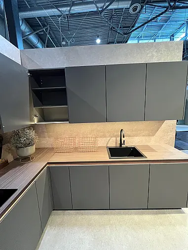 Exklusive Messeküche - Grifflos - Lackfront - XL-Schränke - extra viel LED-Beleuchtungen- edle Glasschränke - mit Tisch und Stühlen