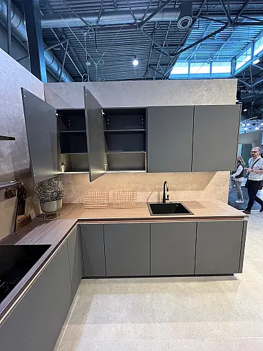 Exklusive Messeküche - Grifflos - Lackfront - XL-Schränke - extra viel LED-Beleuchtungen- edle Glasschränke - mit Tisch und Stühlen