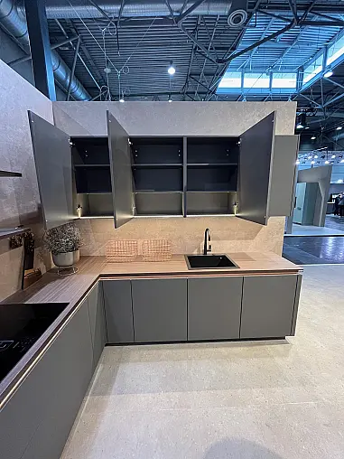Exklusive Messeküche - Grifflos - Lackfront - XL-Schränke - extra viel LED-Beleuchtungen- edle Glasschränke - mit Tisch und Stühlen