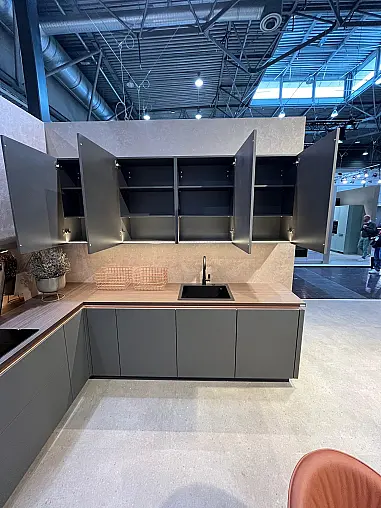 Exklusive Messeküche - Grifflos - Lackfront - XL-Schränke - extra viel LED-Beleuchtungen- edle Glasschränke - mit Tisch und Stühlen