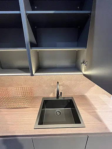Exklusive Messeküche - Grifflos - Lackfront - XL-Schränke - extra viel LED-Beleuchtungen- edle Glasschränke - mit Tisch und Stühlen