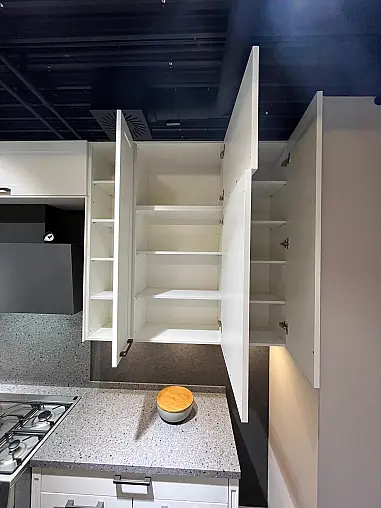 Exklusive Messeküche  - Landhaus - Lack weiß matt und Lack Schiefergrau matt