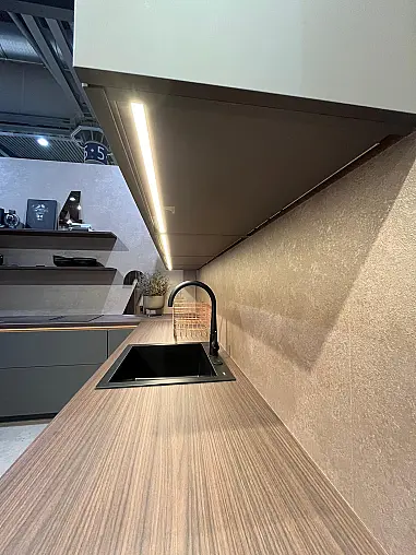 Exklusive Messeküche - Grifflos - Lackfront - XL-Schränke - extra viel LED-Beleuchtungen- edle Glasschränke - mit Tisch und Stühlen