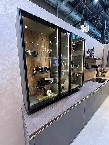 Exklusive Messeküche - Grifflos - Lackfront - XL-Schränke - extra viel LED-Beleuchtungen- edle Glasschränke - mit Tisch und Stühlen