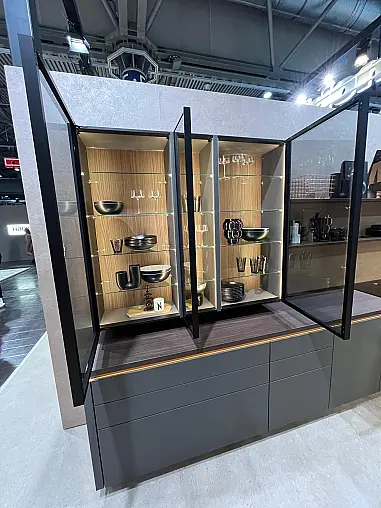 Exklusive Messeküche - Grifflos - Lackfront - XL-Schränke - extra viel LED-Beleuchtungen- edle Glasschränke - mit Tisch und Stühlen