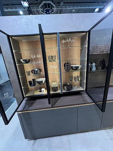 Exklusive Messeküche - Grifflos - Lackfront - XL-Schränke - extra viel LED-Beleuchtungen- edle Glasschränke - mit Tisch und Stühlen
