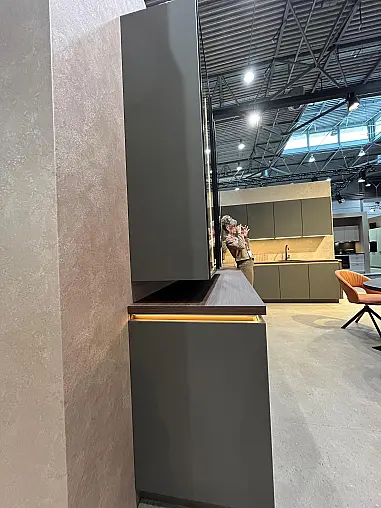 Exklusive Messeküche - Grifflos - Lackfront - XL-Schränke - extra viel LED-Beleuchtungen- edle Glasschränke - mit Tisch und Stühlen