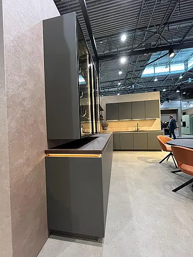 Exklusive Messeküche - Grifflos - Lackfront - XL-Schränke - extra viel LED-Beleuchtungen- edle Glasschränke - mit Tisch und Stühlen