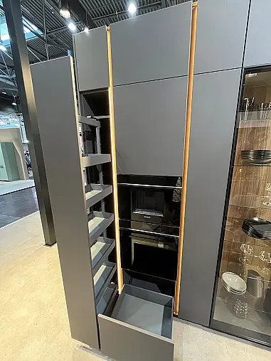 Exklusive Messeküche - Grifflos - Lackfront - XL-Schränke - extra viel LED-Beleuchtungen- edle Glasschränke - mit Tisch und Stühlen