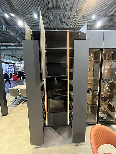 Exklusive Messeküche - Grifflos - Lackfront - XL-Schränke - extra viel LED-Beleuchtungen- edle Glasschränke - mit Tisch und Stühlen