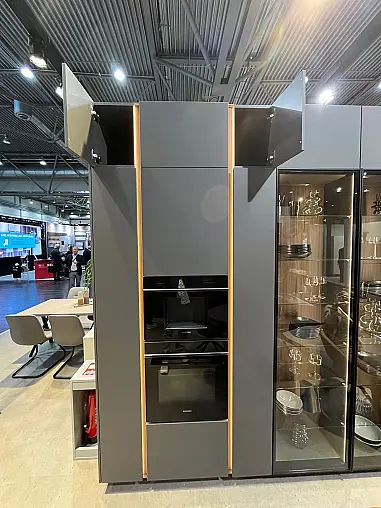 Exklusive Messeküche - Grifflos - Lackfront - XL-Schränke - extra viel LED-Beleuchtungen- edle Glasschränke - mit Tisch und Stühlen
