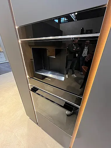 Exklusive Messeküche - Grifflos - Lackfront - XL-Schränke - extra viel LED-Beleuchtungen- edle Glasschränke - mit Tisch und Stühlen