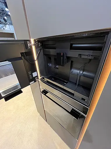 Exklusive Messeküche - Grifflos - Lackfront - XL-Schränke - extra viel LED-Beleuchtungen- edle Glasschränke - mit Tisch und Stühlen