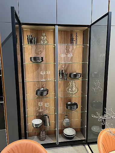 Exklusive Messeküche - Grifflos - Lackfront - XL-Schränke - extra viel LED-Beleuchtungen- edle Glasschränke - mit Tisch und Stühlen