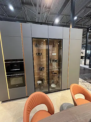 Exklusive Messeküche - Grifflos - Lackfront - XL-Schränke - extra viel LED-Beleuchtungen- edle Glasschränke - mit Tisch und Stühlen