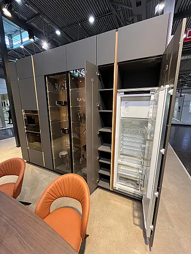 Exklusive Messeküche - Grifflos - Lackfront - XL-Schränke - extra viel LED-Beleuchtungen- edle Glasschränke - mit Tisch und Stühlen