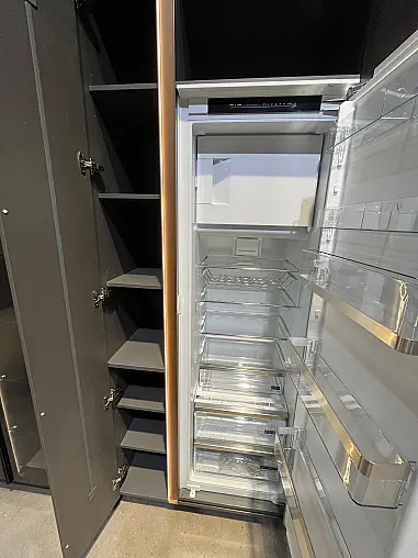 Exklusive Messeküche - Grifflos - Lackfront - XL-Schränke - extra viel LED-Beleuchtungen- edle Glasschränke - mit Tisch und Stühlen