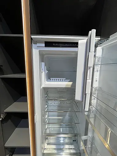 Exklusive Messeküche - Grifflos - Lackfront - XL-Schränke - extra viel LED-Beleuchtungen- edle Glasschränke - mit Tisch und Stühlen