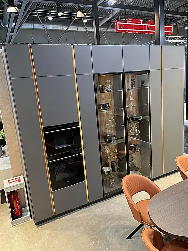 Exklusive Messeküche - Grifflos - Lackfront - XL-Schränke - extra viel LED-Beleuchtungen- edle Glasschränke - mit Tisch und Stühlen