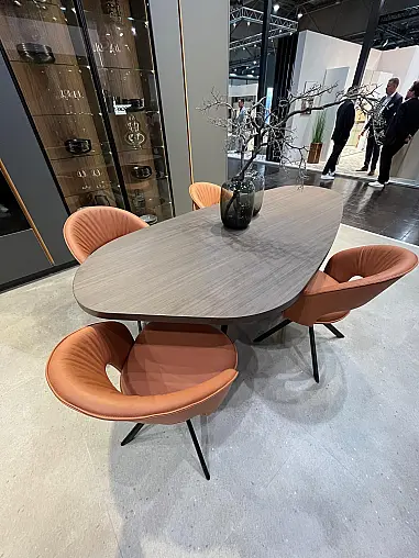 Exklusive Messeküche - Grifflos - Lackfront - XL-Schränke - extra viel LED-Beleuchtungen- edle Glasschränke - mit Tisch und Stühlen