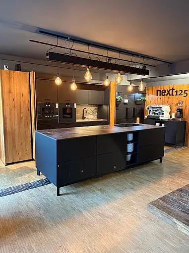 NEXT125 Glass matt Schwarz mit Altholz Furnier Poket Doors &amp; GAGGENAU &amp; DEKTON