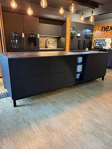 NEXT125 Glass matt Schwarz mit Altholz Furnier Poket Doors &amp; GAGGENAU &amp; DEKTON