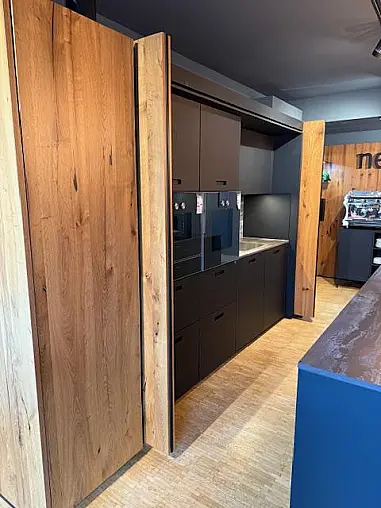NEXT125 Glass matt Schwarz mit Altholz Furnier Poket Doors &amp; GAGGENAU &amp; DEKTON