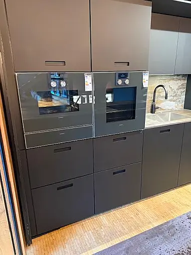 NEXT125 Glass matt Schwarz mit Altholz Furnier Poket Doors &amp; GAGGENAU &amp; DEKTON