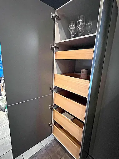 Edel schimmernde Steel-Lack-Küche