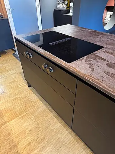 NEXT125 Glass matt Schwarz mit Altholz Furnier Poket Doors &amp; GAGGENAU &amp; DEKTON