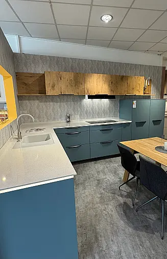 Moderne Designküche in Aqua &amp; Eiche, Arbeitsplatte Quarzstein