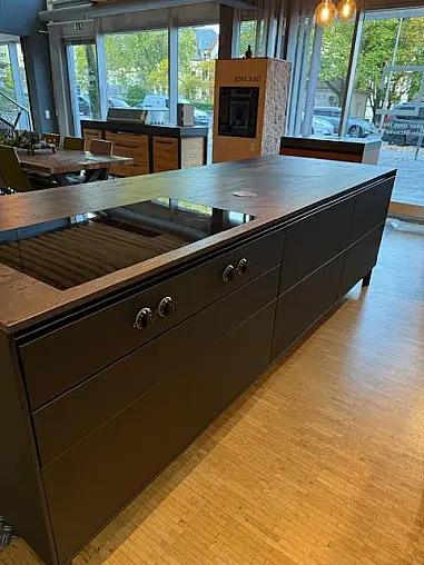 NEXT125 Glass matt Schwarz mit Altholz Furnier Poket Doors &amp; GAGGENAU &amp; DEKTON