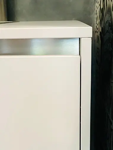 schlichte, elegante Küchenzeile mit flächenbündiger Spüle und mattem Kochfeld