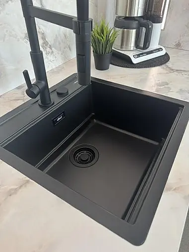 Moderne Landhausküche mit integrierter Sitzmöglichkeit