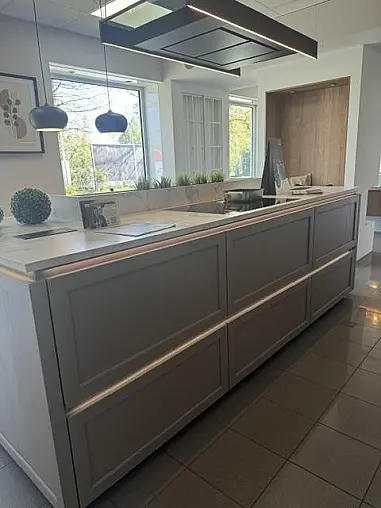 Moderne Landhausküche mit integrierter Sitzmöglichkeit