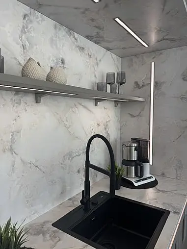 Moderne Landhausküche mit integrierter Sitzmöglichkeit