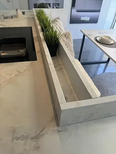 Moderne Landhausküche mit integrierter Sitzmöglichkeit