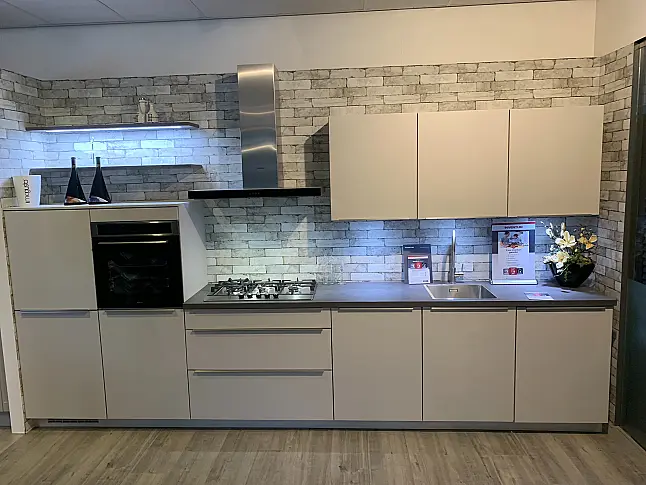 Moderne mat lichtgrijze rechte keuken met 5 inbouwapparaten