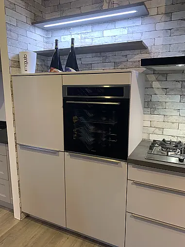 Moderne mat lichtgrijze rechte keuken met 5 inbouwapparaten