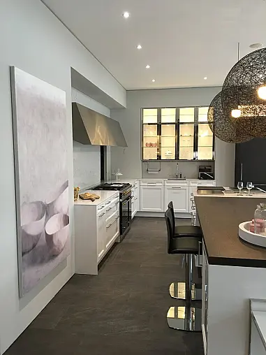 Exklusive, elegante, weiße Hochglanz-Küche von SieMatic mit Insel + Virtinen + Bartheke