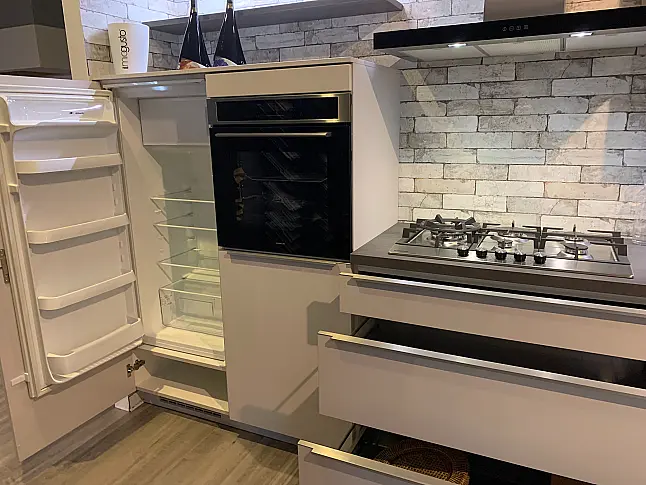 Moderne mat lichtgrijze rechte keuken met 5 inbouwapparaten
