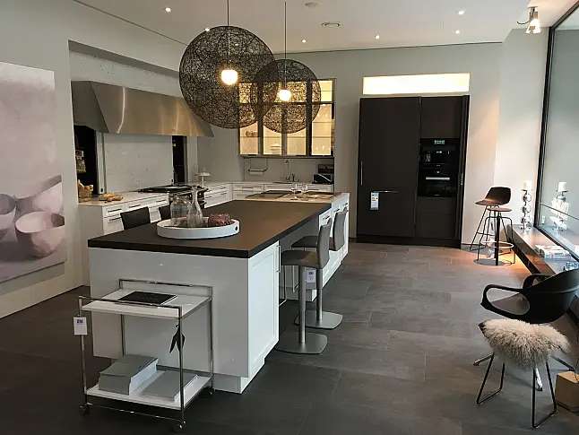 Exklusive, elegante, weiße Hochglanz-Küche von SieMatic mit Insel + Virtinen + Bartheke
