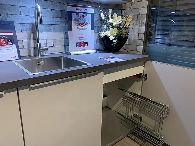 Moderne mat lichtgrijze rechte keuken met 5 inbouwapparaten
