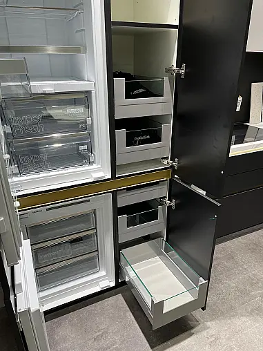 Exklusive Messeküche - Luxus pur - Insel mit integriertem Tisch - LED-Beleuchtungen - Siemens Geräte