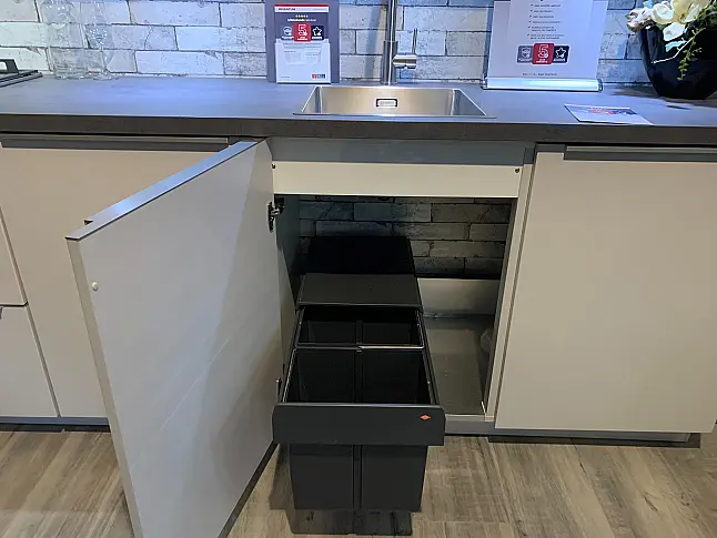 Moderne mat lichtgrijze rechte keuken met 5 inbouwapparaten