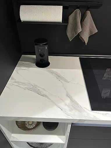 Exklusive Messeküche - Luxus pur - Insel mit integriertem Tisch - LED-Beleuchtungen - Siemens Geräte