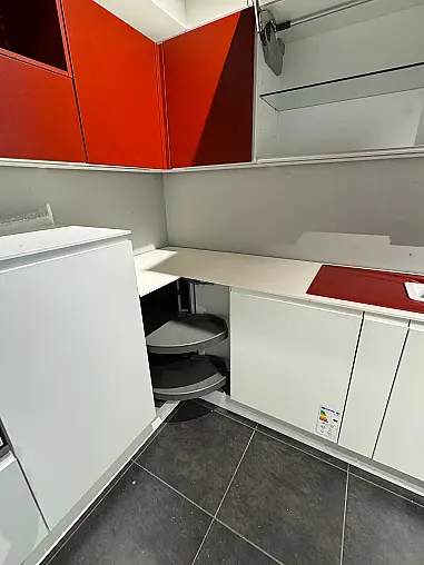 Schöne U-Küche mit rotem Touch